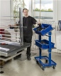 assestander med drejelige hylder i produktionen
